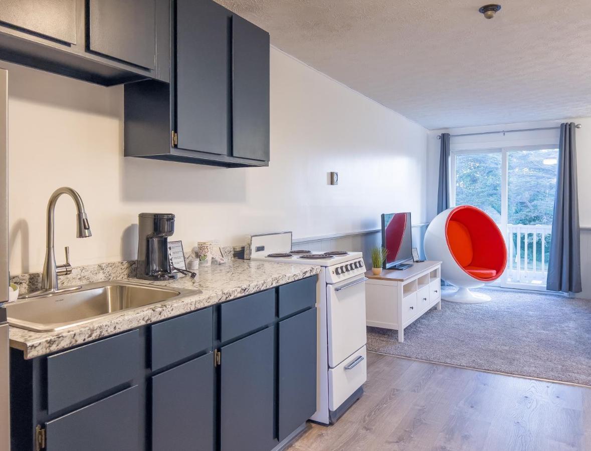 Between The Beaches & Villager Motel 3*
