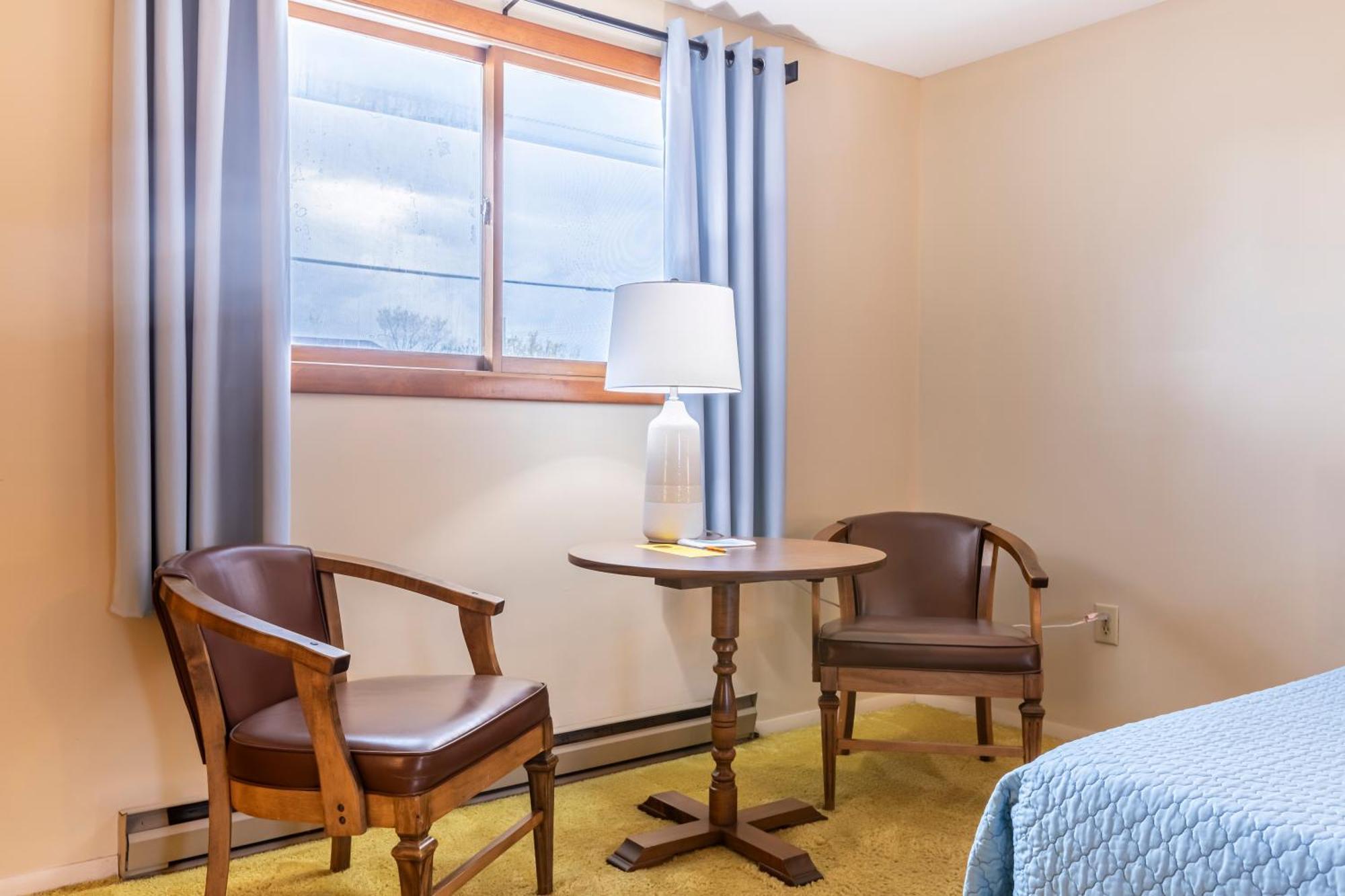 Between The Beaches & Villager Motel 3*