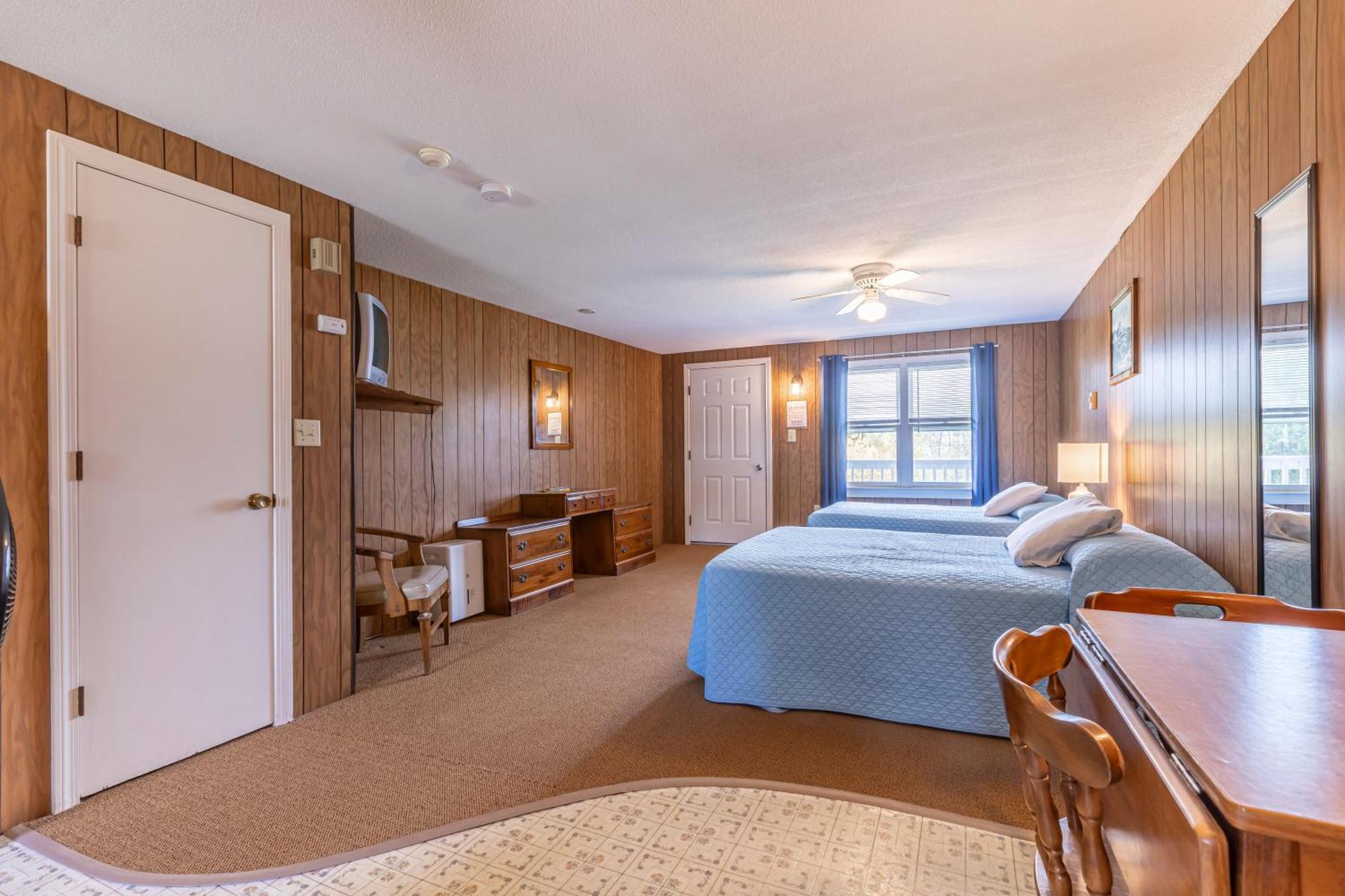 Motel Between The Beaches & Villager 3*