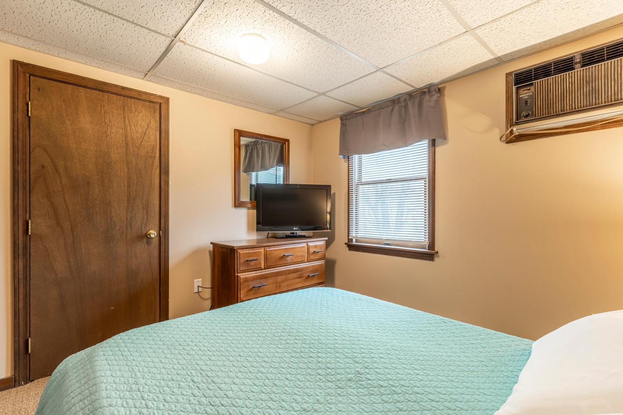 Motel Between The Beaches & Villager 3*