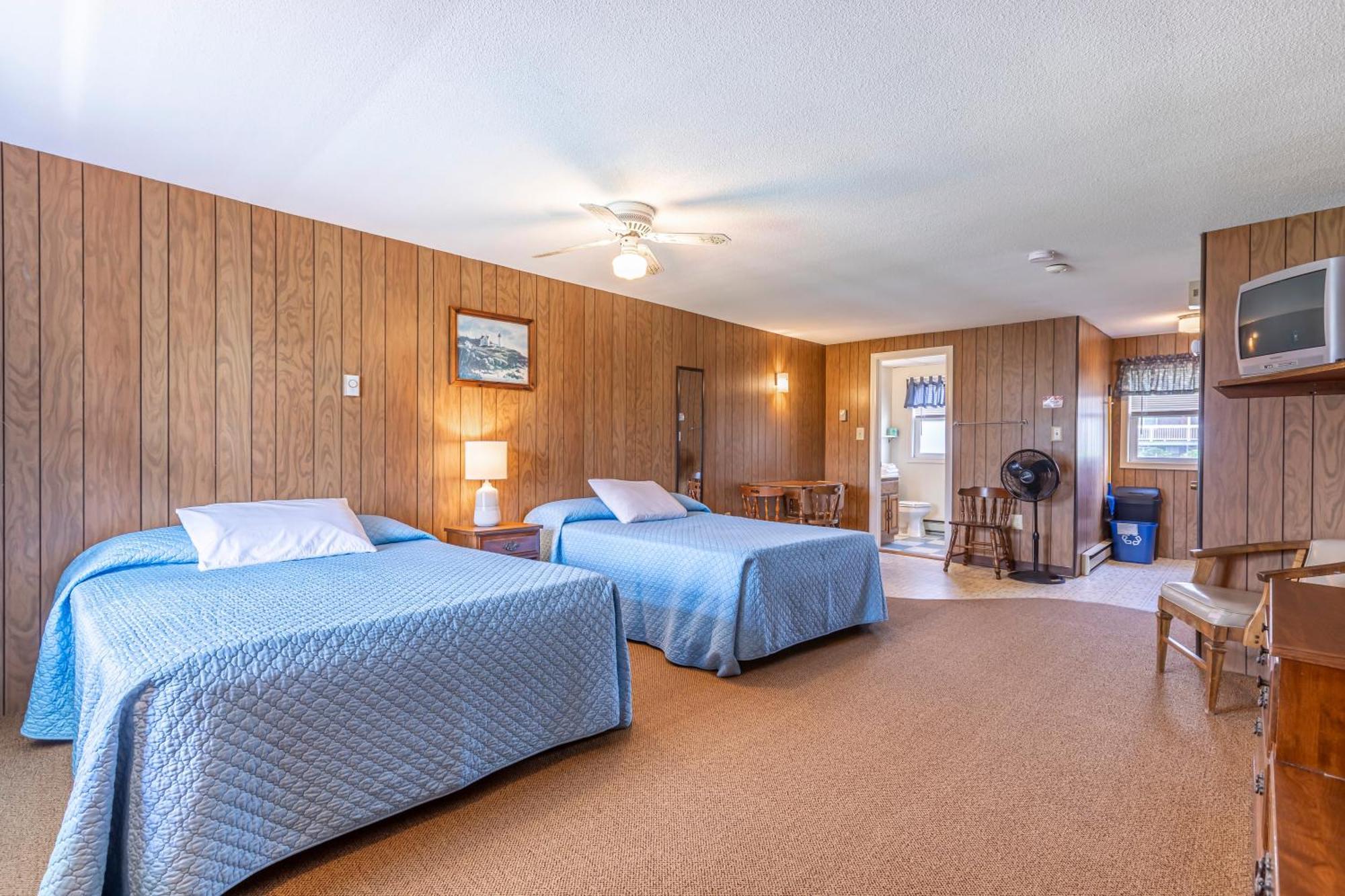 Between The Beaches & Villager Motel 3*